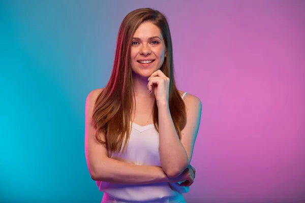 Bir Eli Havada Gülümseyen Kadın Neon Işıklı Portre Renk Efekti — Stok fotoğraf