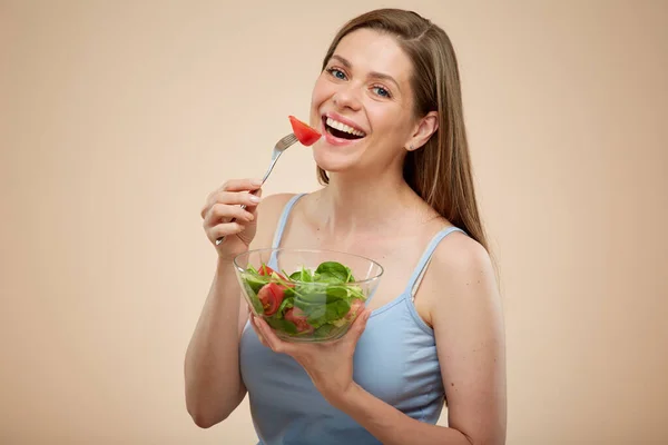 Gelukkig Vrouw Eatinf Salade Met Vork Geïsoleerd Vrouw Portret — Stockfoto