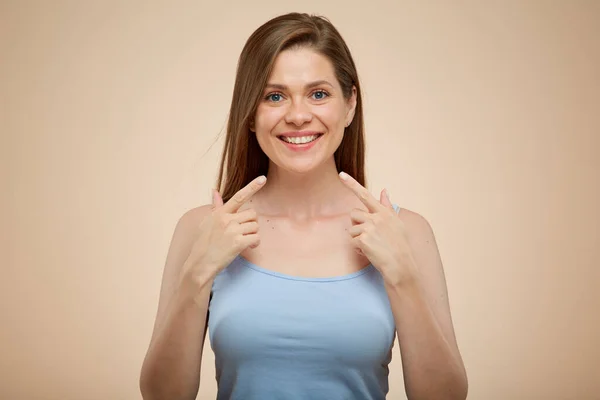 Lächelnde Frau Die Mit Dem Finger Auf Zähne Zeigt Isoliertes — Stockfoto