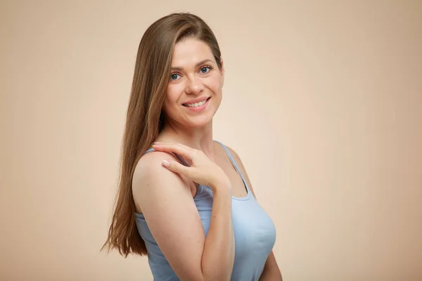 Glimlachende Vrouw Blauwe Kleren Geïsoleerd Vrouwelijk Portret Beige — Stockfoto