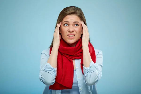 Zieke Vrouw Met Hoofdpijn Koorts Geïsoleerd Vrouwelijk Portret Met Rode — Stockfoto