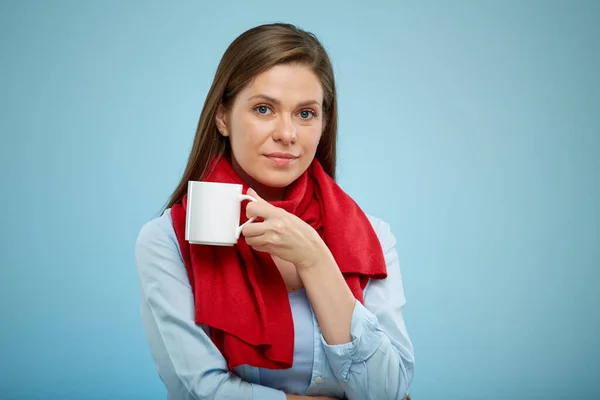 Mulher Segurando Caneca Branca Menina Doente Cachecol Vermelho Retrato Feminino — Fotografia de Stock