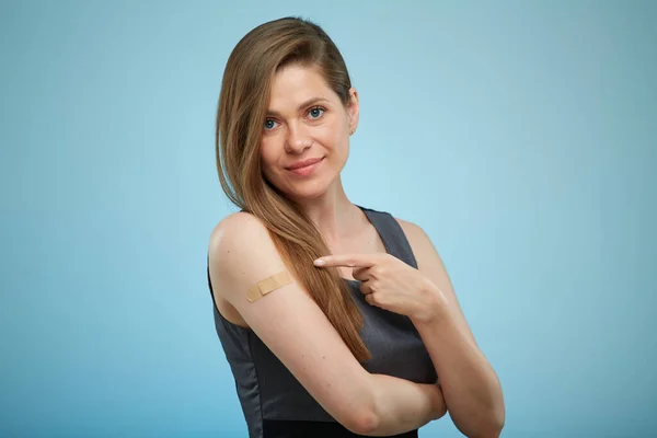 概念隔離された肖像コロナウイルスCovid SarsのCov 2感染予防接種女性の指差し指肩 — ストック写真