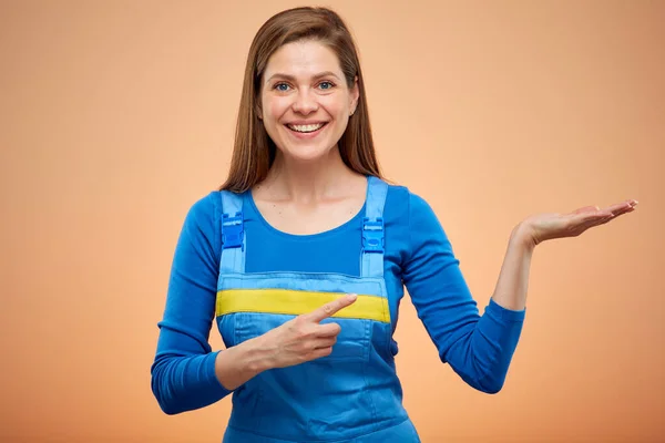 Mulher Trabalhadora Estudante Macacão Azul Com Mão Vazia Retrato Feminino — Fotografia de Stock