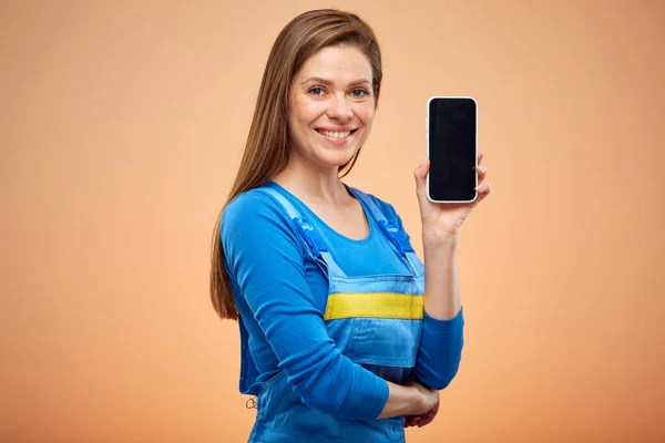 Žena Modrých Montérkách Ukazující Chytrý Telefon Izolovaný Ženský Portrét — Stock fotografie