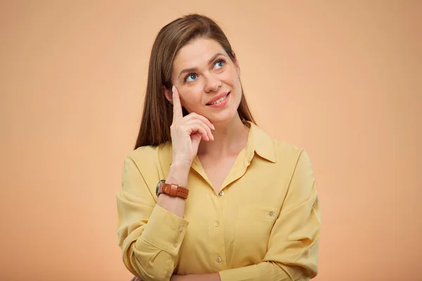 Lächelnde Denkende Dame Gelben Lässigen Hemd Isoliert Portrat — Stockfoto