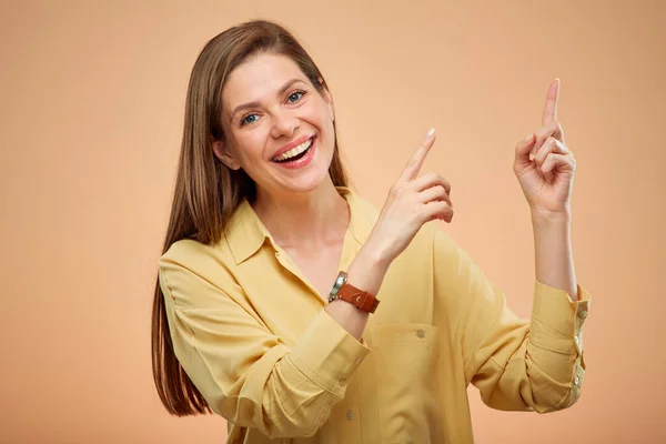 Glimlachende Vrouw Wijzend Vinger Omhoog Geïsoleerd Portraat Studio Gele Achtergrond — Stockfoto