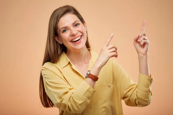 Leende Kvinna Peka Finger Upp Isolerad Porträttera Studio Gul Bakgrund — Stockfoto