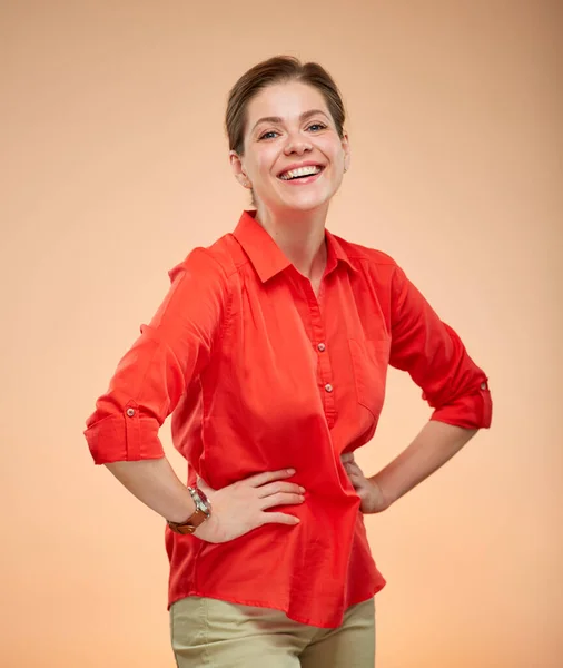 Glad Skrattande Ung Dam Röd Skjorta Isolerad Porträtt — Stockfoto