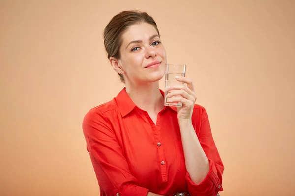 Geïsoleerd Portret Van Lachende Vrouw Rood Shirt Met Waterglas — Stockfoto