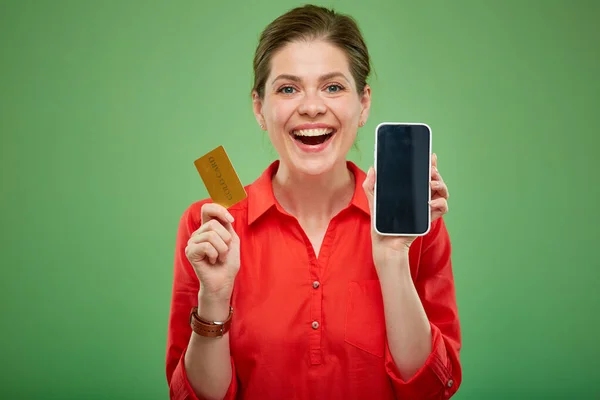 Izolovaný Portrét Ženy Chytrým Telefonem Zlatou Kreditní Kartou Zeleném Pozadí — Stock fotografie