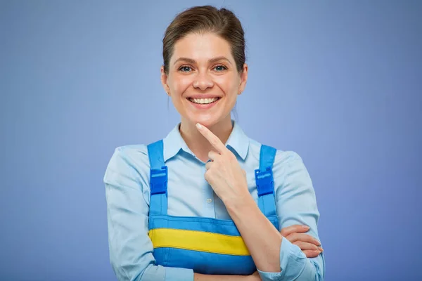 Donna Sorridente Pensante Uniforme Tuta Ritratto Femminile Isolato Blu — Foto Stock