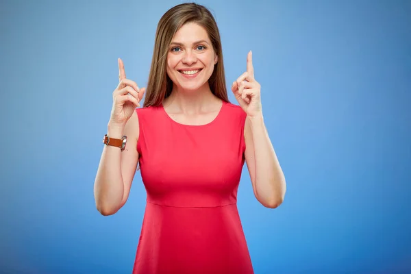 Vrouw Rode Jurk Wijst Met Haar Vingers Omhoog Geïsoleerd Vrouwelijk — Stockfoto