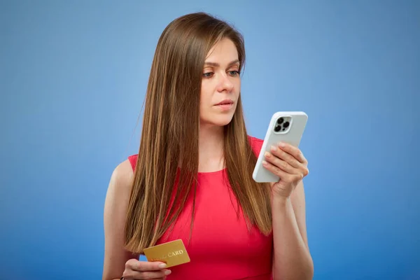 Kırmızı Elbiseli Genç Bayan Akıllı Telefon Kullanıyor Kredi Kartı Tutuyor — Stok fotoğraf