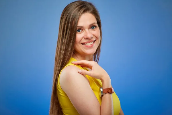 Frau Lächelt Und Vereinzeltes Frauenporträt Auf Blauem Hintergrund — Stockfoto