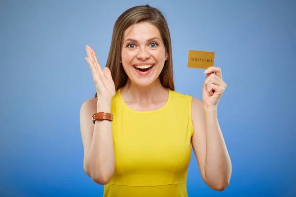 Lächelnde Junge Dame Gelbem Kleid Mit Kreditkarte Isoliertes Frauenporträt — Stockfoto