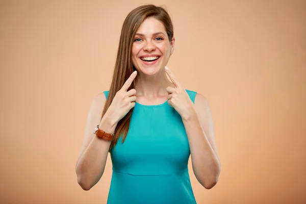 Усміхнена Жінка Блакитному Зеленому Платті Вказує Пальцями Зуби Ізольований Портрет — стокове фото