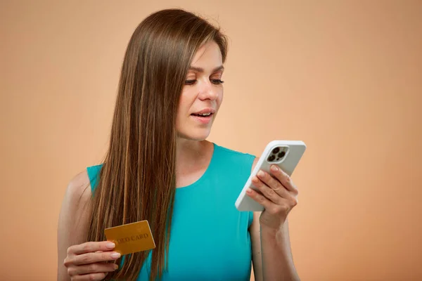 Jovem Senhora Vestido Azul Verde Segurando Cartão Crédito Ouro Smartphone — Fotografia de Stock