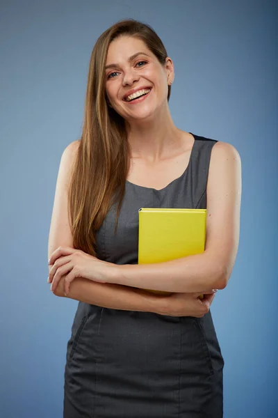 Mujer Sonriente Maestra Mujer Negocios Sosteniendo Libro Amarillo Retrato Aislado — Foto de Stock