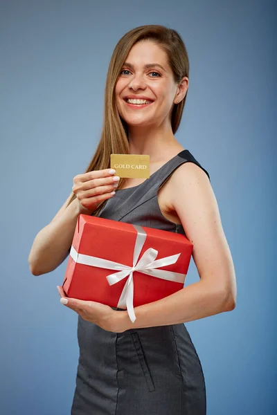 Χαμογελαστή Επιχειρηματίας Γκρι Φόρεμα Κρατώντας Κουτί Δώρου Και Πιστωτική Κάρτα — Φωτογραφία Αρχείου