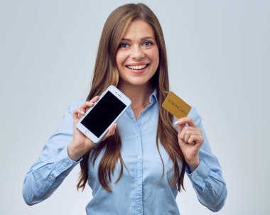 Elinde kredi kartı ve akıllı telefon tutan gülümseyen bir kadın. izole edilmiş resim.