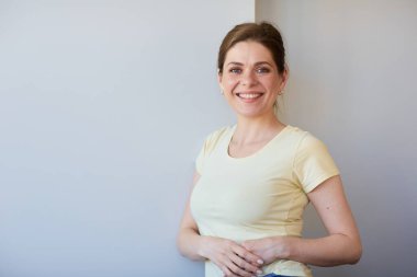 İzole edilmiş mutlu kadın portresi. Dişlerinle gülümse..