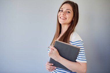 Mutlu öğrenci kitabı, profil portresi. Mavi çizgili beyaz elbiseli kadın öğretmen..