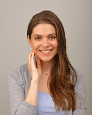 Uzun dalgalı saçlı, gülümseyen mutlu kadın. İzole edilmiş yüz, kapat..