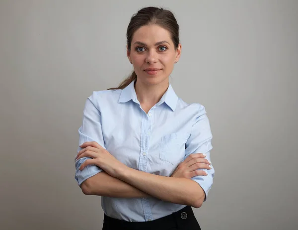 青いシャツを着て両腕を組んでいる若い女性教師 孤立した女性の肖像 — ストック写真