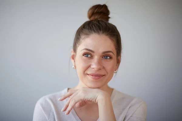 Lächelnde Frau Gesicht Porträt Mit Der Hand Mädchen Schauen Weg — Stockfoto