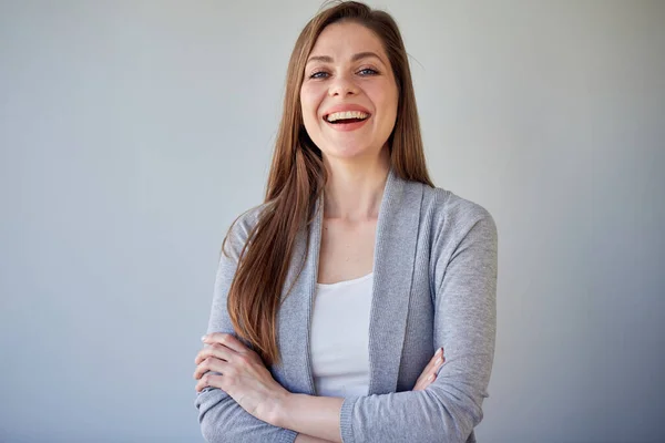 Fille Souriante Vêtements Gris Décontracté Debout Avec Les Bras Croisés — Photo