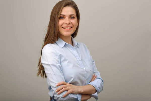 Mujer Negocios Sonriente Con Pelo Largo Camisa Azul Con Brazos —  Fotos de Stock