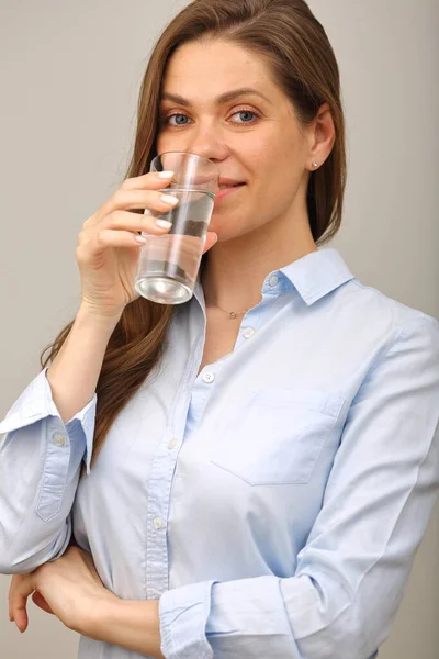 若い女性はガラスから水を飲む 女の子顔とともにナチュラルスキン — ストック写真