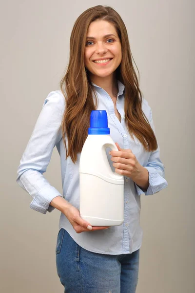 Uśmiechnięta Kobieta Luźnych Ubraniach Detergentem Prania Białej Butelce Odizolowany Portret — Zdjęcie stockowe