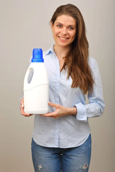 Kobieta Luźnych Ubraniach Niebieska Koszula Dżinsy Trzymając Detergent Prania Białej — Zdjęcie stockowe