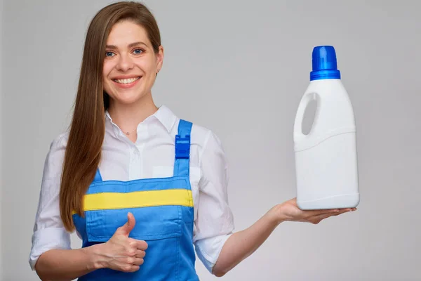 Mujer Sonriente Ceaning Lavandera Sosteniendo Una Gran Botella Blanca Detergente — Foto de Stock