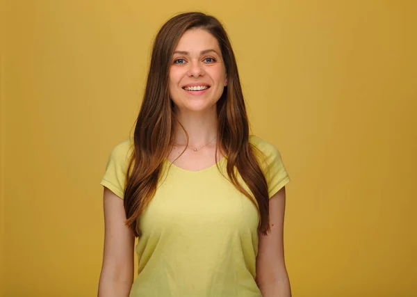 Feliz Mujer Sonriente Camisa Amarilla Casual Pie Sobre Fondo Aislado —  Fotos de Stock