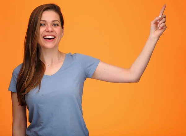 Mujer Feliz Señalando Con Dedo Espacio Copia Fondo Naranja Aislado — Foto de Stock