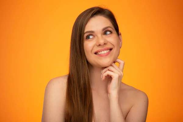 Mujer Sonriente Feliz Mirando Hacia Arriba Tocándose Barbilla Chica Con — Foto de Stock