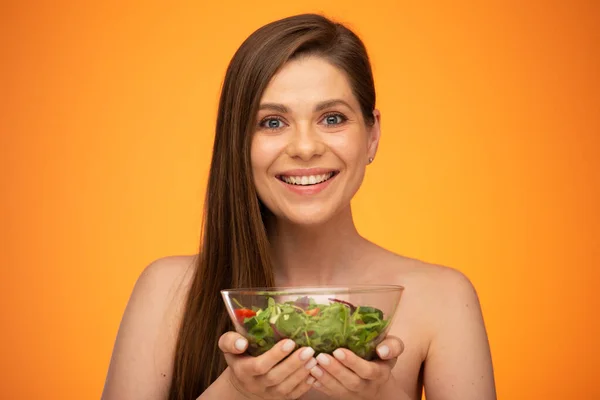 Femeie Care Ţine Salată Verde Fata Zâmbitoare Umeri Goi Portret — Fotografie, imagine de stoc