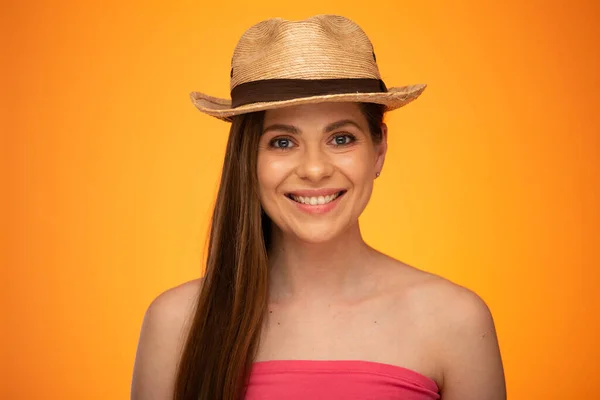 Meksika Şapkalı Çıplak Omuzlu Mutlu Kadın Portresi Turuncu Sarı Arka — Stok fotoğraf