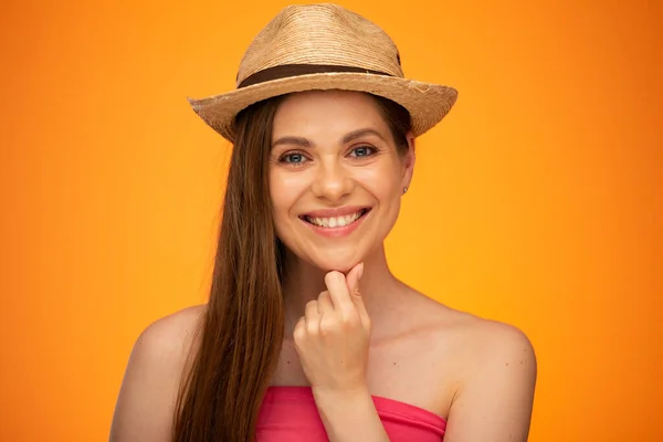 メキシコの帽子をかぶって顎に触れる裸の肩を持つ笑顔の女性 オレンジ色の黄色の背景に孤立した女性の顔の肖像 — ストック写真