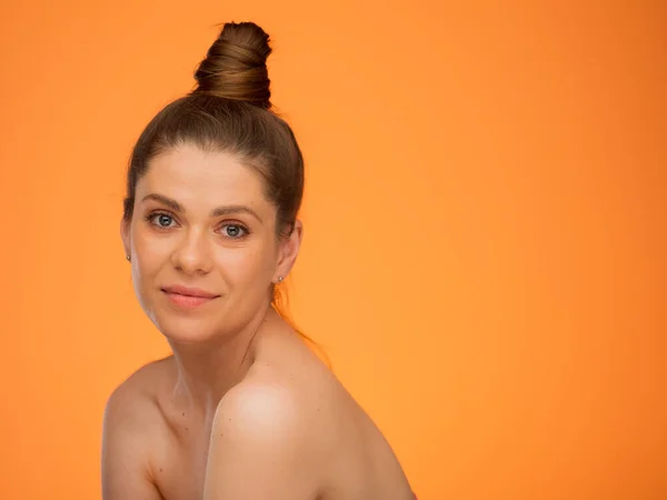 Mujer Soñadora Joven Con Hombros Desnudos Peinado Moño Retrato Aislado —  Fotos de Stock