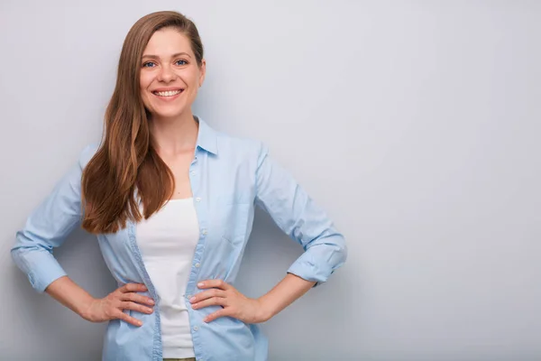 Mujer Sonriente Retrato Aislado Con Las Manos Cadera — Foto de Stock