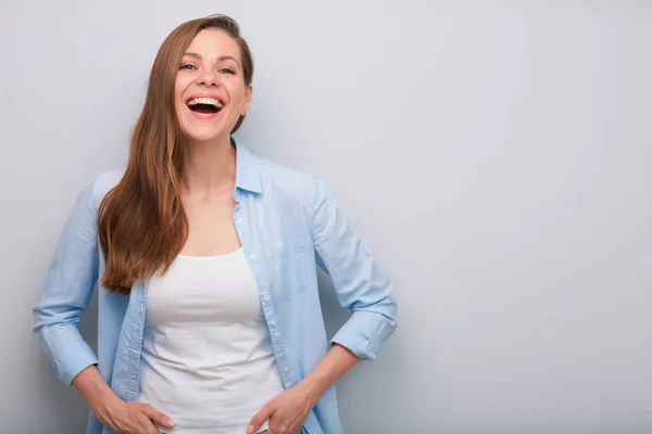 Mujer Riendo Con Las Manos Los Bolsillos Retrato Aislado —  Fotos de Stock