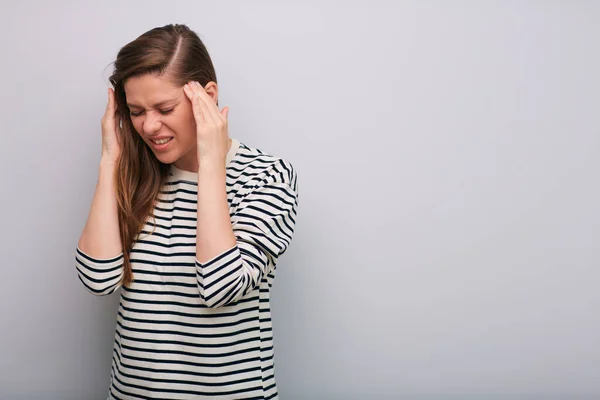 頭痛の痛み女性とともに閉じた目とストレスや片頭痛の傾きヘッドダウン隔離された女性の肖像画 — ストック写真