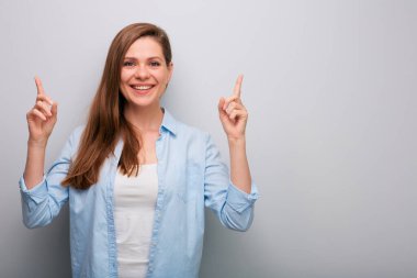 Pozitif duygusal gülümseyen kadın işaret ediyor. münzevi kadın portresi 
