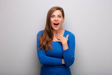 İnanılmaz kadın, gri arka planda izole edilmiş portre..