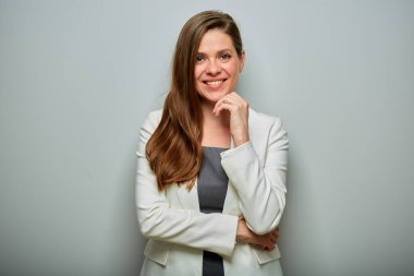 Beyaz takım elbiseli mutlu iş kadını portresi..