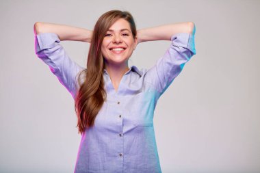 Gülümseyen, rahatlatıcı, el ele tutuşan bir kadın. İş kadını portresi.